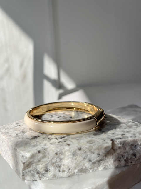 Bracelete Linear Boleado Com Acrílico Off-White