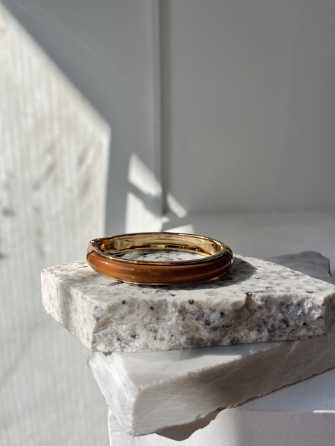 Bracelete Linear Boleado Com Acrílico Caramel