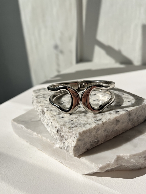 Bracelete Prateado em Curva Dupla