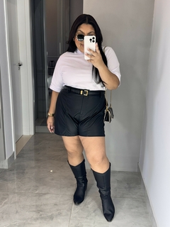 Shorts Couro Carmem - Jacqueromodas Plus Size - As Melhores Peças no Plus Size