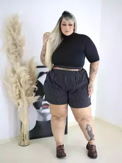 Shorts risca giz Giovana - Jacqueromodas Plus Size - As Melhores Peças no Plus Size