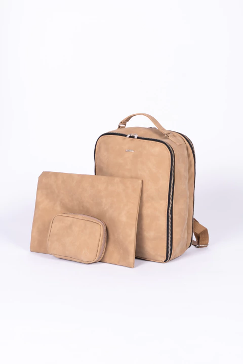 Corpo Back + Funda pad 15" + neceser Tech beige - comprar online