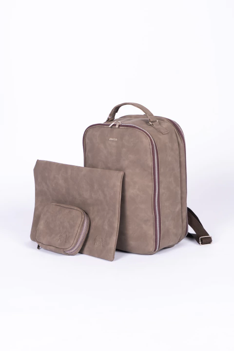 Corpo Back + Funda pad 15" + neceser Tech vison - comprar online