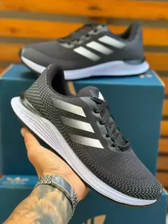 Adidas deportivas negras con suela y lineas blancas