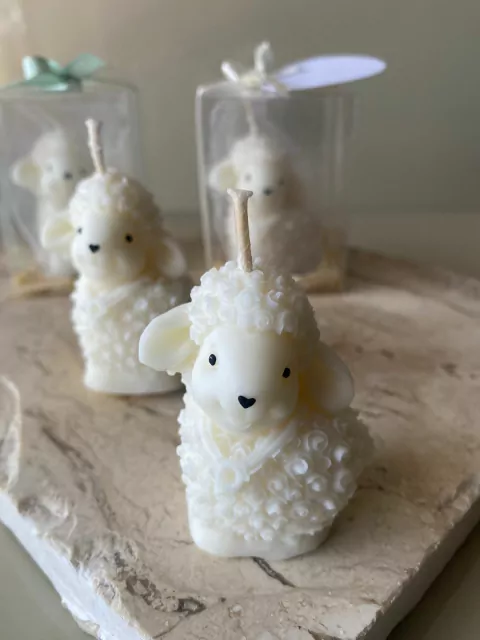 VELA AROMÁTICA OVELHINHA ( UNIDADE) + TAG + CAIXINHA DE ACETATO