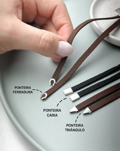 COLAR GRAVATA CAMURÇA FIVELA PERSONALIZÁVEL - PRATA 925 - comprar online