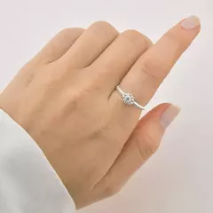 ANEL FLOR DE FORMATURA CRISTAL CRAVEJADO DE PRATA - comprar online