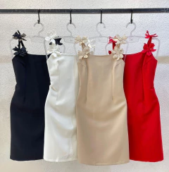 0002 - VESTIDO CURTO COM DETALHES FLOR na internet