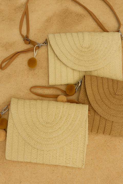 Bolsa pequena com alça e pompom