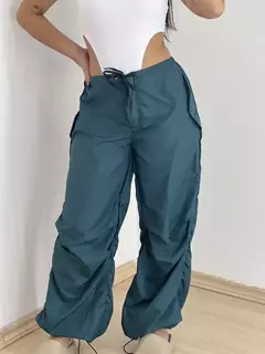 Calça parachute verde na internet