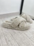 Chinelo Fluffy em X Bege na internet