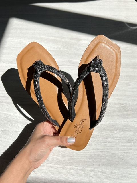 Chinelo em Couro com Strass Ônix