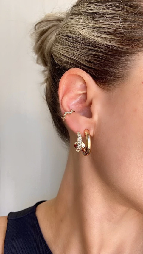 Argola dupla dourada com cravejado