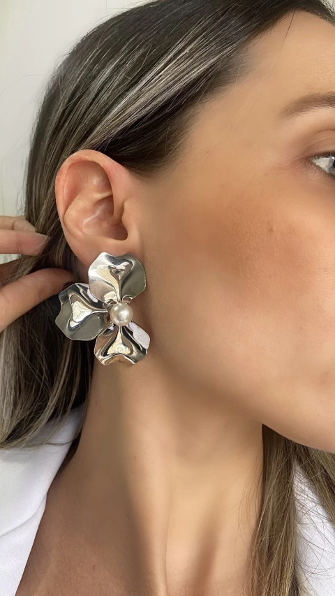 Brinco de flor com pérola prata