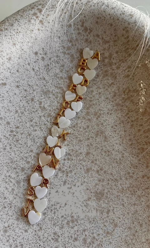 Colar de letra com coração de madrepérola - comprar online