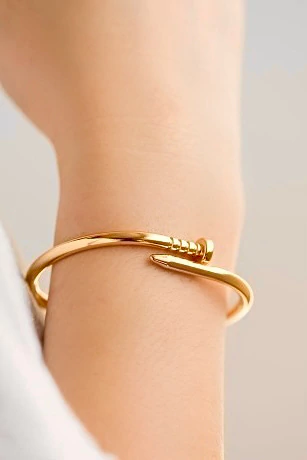 Bracelete de prego dourado