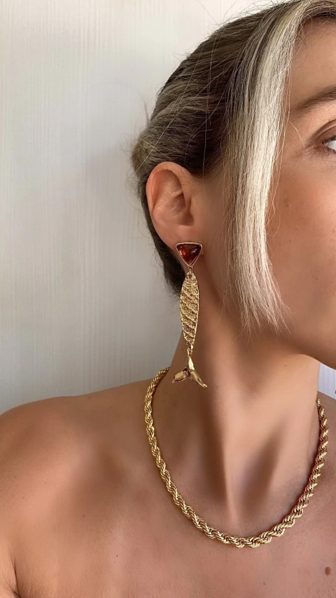 Brinco sardinha dourado