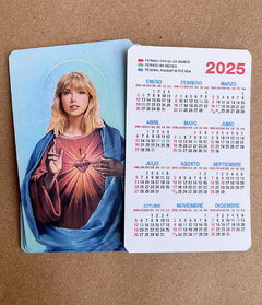 Estampita con Calendario - Santa Taylor 2025 - comprar en línea