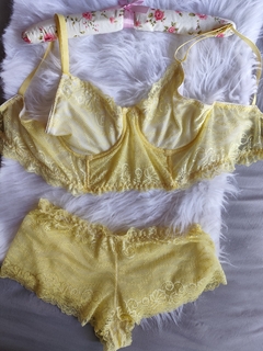 Conjunto amarelo na internet