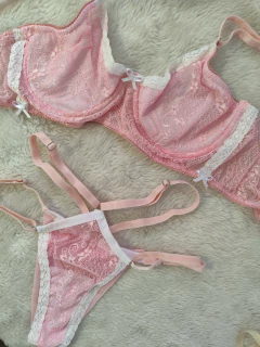 Conjunto amarelo rosa claro