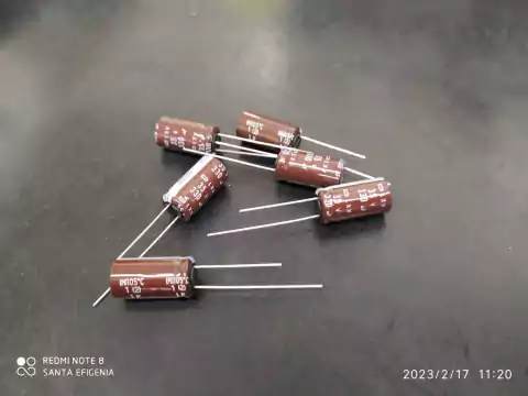 Capacitor Eletrolitico 330uf/35v 105º 10x20mm Serie Lvx Chemicon