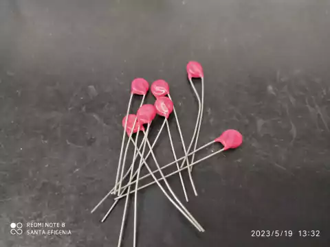 Varistor V300la4 = 3004 = S07k300v 7mm 300v Ge