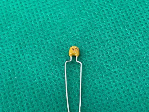 Capacitor Multicamada 470pf/50v Fitado