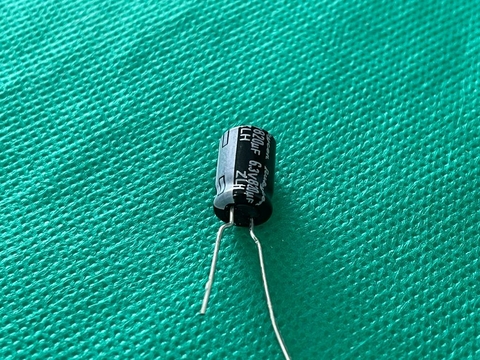 Capacitor Eletrolitico 820uf/6,3v 105º 8x12mm Rubycon