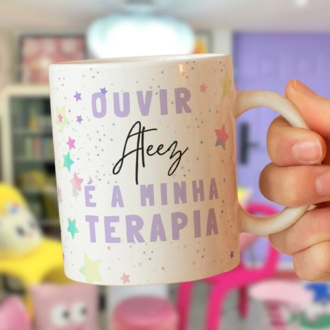 Caneca OUVIR ATEEZ É A MINHA TERAPIA