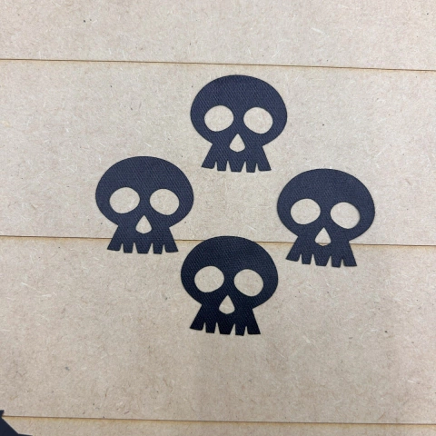 Caveira de Cetim 3cm cortada a laser 30 unidades