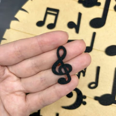 Notas Musicais de Feltro cortada a laser na internet