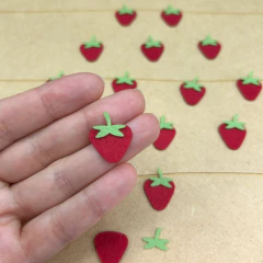 Mini morango 2cm de feltro aplique 50 unidades - comprar online
