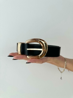 CINTO PRETO FIVELA DOURADA