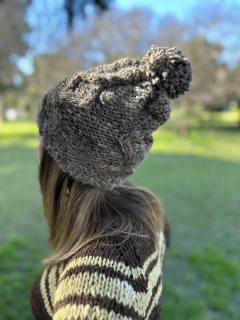 Gorro de lana fueguino con pompón - comprar online