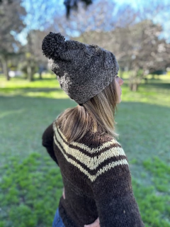 Gorro de lana fueguino con pompón en internet