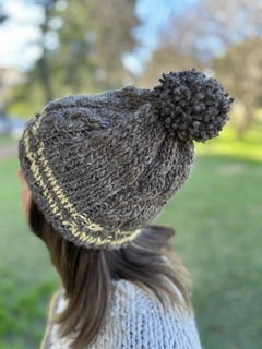 Gorro de lana fueguino con pompón - comprar online