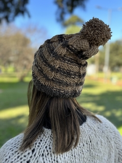 Gorro de lana fueguino con pompón - comprar online