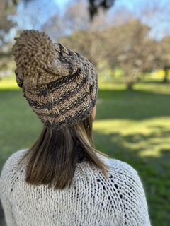 Gorro de lana fueguino con pompón en internet