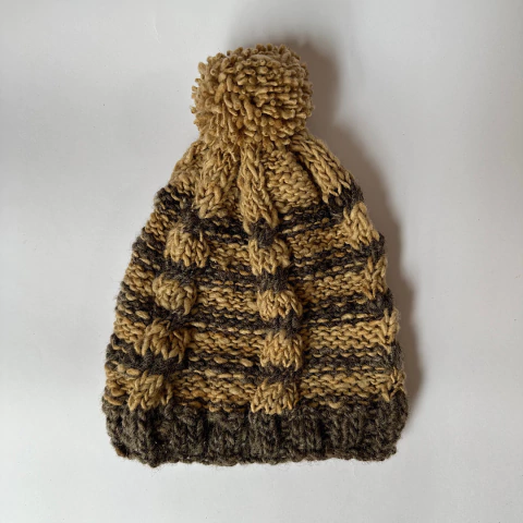 Gorro de lana fueguino con pompón