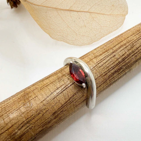 Pinky Ring Navete - Prata 950 e Gema Natural