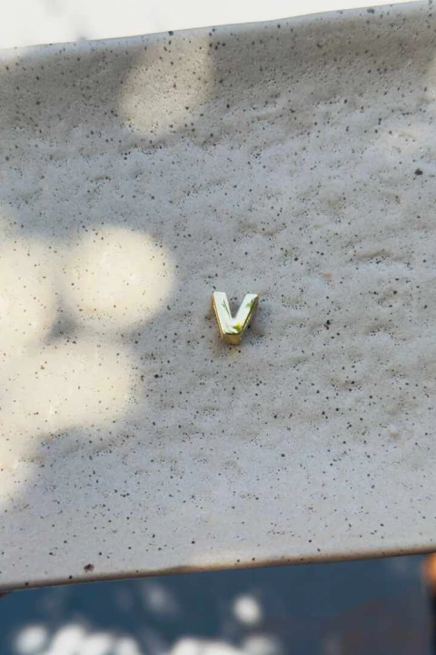 Pingente Letra Lisa V - comprar online