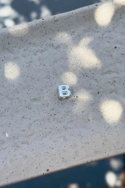 Pingente Letra Lisa B - comprar online