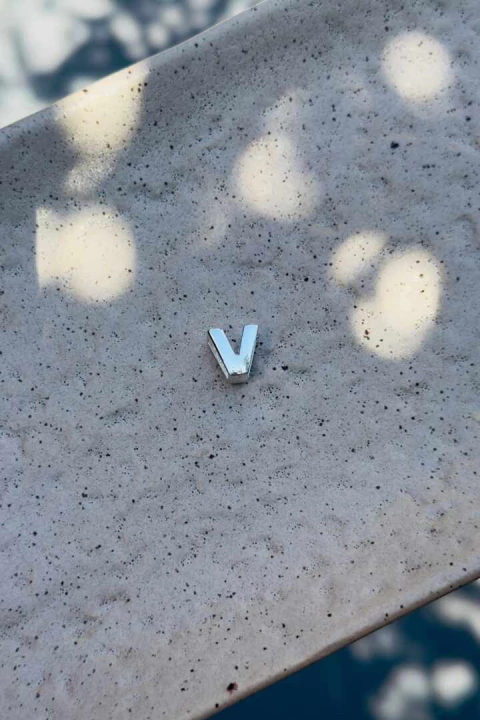 Pingente Letra Lisa V - comprar online