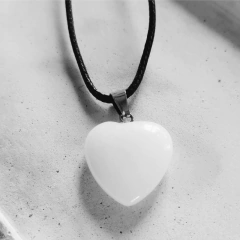 Collar Corazon de Piedra Natural Jade Blanco - comprar online