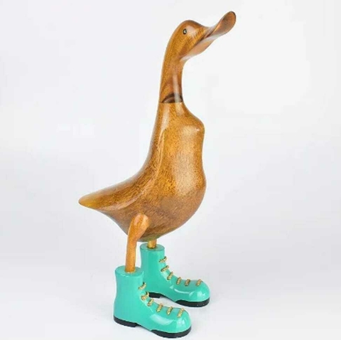 Pato de Botas Turquesa entalhados manualmente na madeira, tamanhos G 50 cm (Com avaria, detalhe na pata) - comprar online