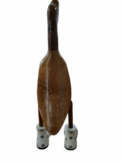 Imagem do Pato de Botas Branco Flores Preta entalhados manualmente na madeira, tamanhos G 50 cm (Com avaria, com manchas na bota)