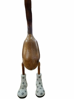 Pato de Botas Branco Flores Preta entalhados manualmente na madeira, tamanhos G 50 cm (Com avaria, com manchas na bota) - comprar online