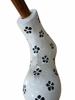 Pato de Botas Branco Flores Preta entalhados manualmente na madeira, tamanhos G 50 cm (Com avaria, com manchas na bota) - loja online