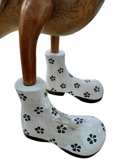 Pato de Botas Branco com flores pretas entalhados manualmente na madeira, tamanho M 35 cm (Com avaria, mancha na bota) - loja online