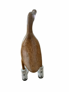 Pato de Botas Branco com flores pretas entalhados manualmente na madeira, tamanho M 35 cm (Com avaria, mancha na bota) - Toko Artesanato e Decorações